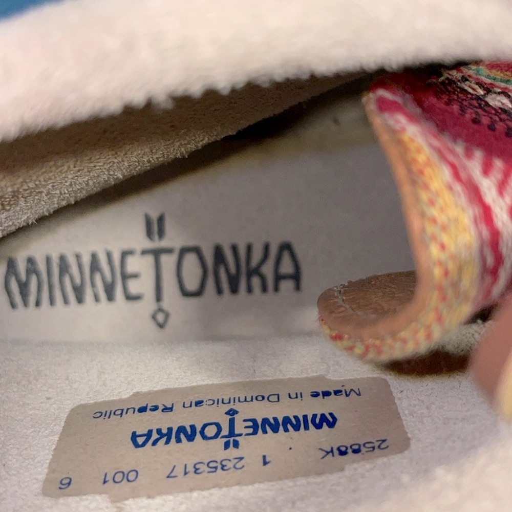 Minnetonka girls’ size 1 moccasins, NWOT - Picture 6 of 8